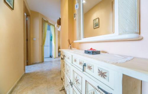 een badkamer met een wastafel en een spiegel bij Casa Tere Playa in Chilches