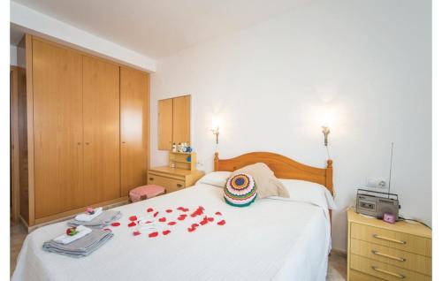 Un dormitorio con una cama con rosas rojas. en Casa Tere Playa, en Chilches