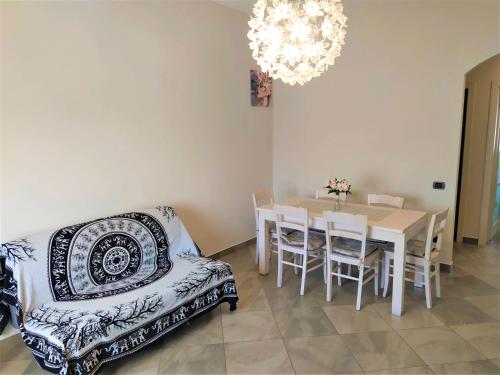 - un salon avec un canapé et une table dans l'établissement LA FAVOLA MIA, à Borgo a Buggiano