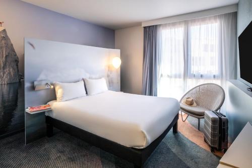 a hotel room with a large bed and a window at ibis Styles Toulon Centre Port in Toulon