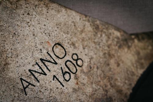 a sign that says new kozos written on a rock at Nepomuk rooms in Vipiteno