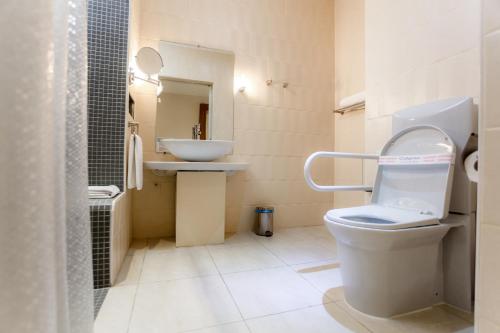 un piccolo bagno con un water e un lavandino di Calypso Hôtel a Toamasina
