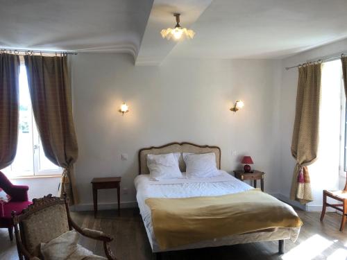Postel nebo postele na pokoji v ubytování Ancien hôtel aux moines Pierrefitte St Lo
