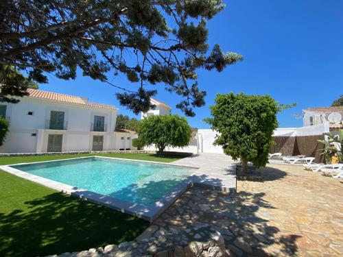 una imagen de una villa con piscina en Hostal Residencia Alma, en Puerto de Alcudia