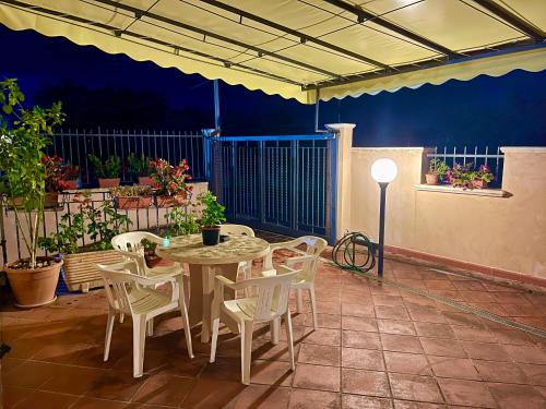 a patio with a table and chairs and a lamp at LA CASA IN COLLINA in Veroli