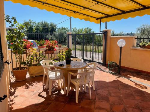 a patio with a table and chairs on a balcony at LA CASA IN COLLINA in Veroli