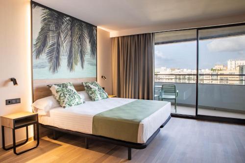ein Schlafzimmer mit einem Bett und einem großen Fenster in der Unterkunft Hotel Primavera Park in Benidorm