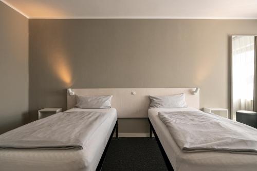 two beds sitting next to each other in a room at BIG MAMA Berlin in Berlin