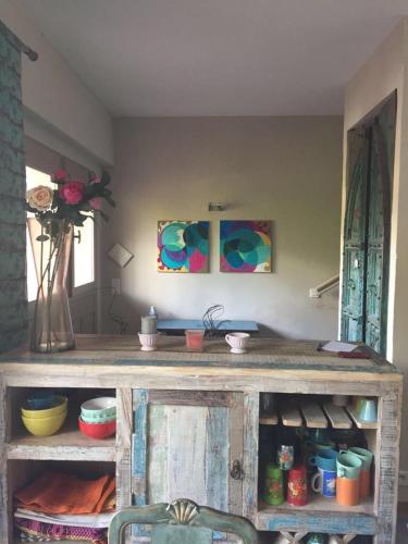 Cette chambre dispose d'un comptoir en bois avec de la vaisselle. dans l'établissement Villa Roquebrune Cosy, à Roquebrune-Cap-Martin