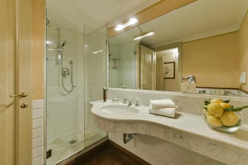 Raffaello apartment with fireplace in Oltrarno