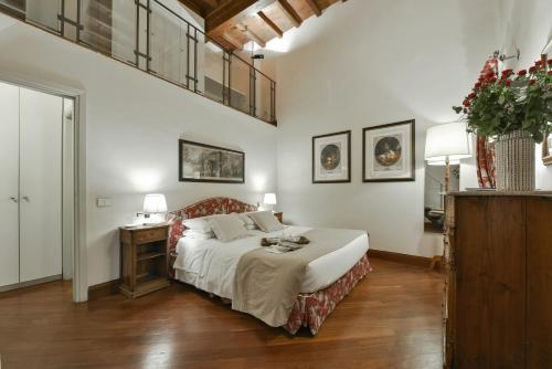 A bed or beds in a room at Raffaello apartment with fireplace in Oltrarno