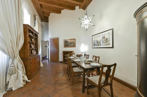 Raffaello apartment with fireplace in Oltrarno