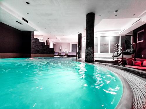 a swimming pool in a hotel room at Hotel Lärchenhof in Kaunertal