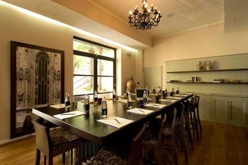 TownHouse 33 في ميلانو: غرفة طعام كبيرة مع طاولة وكراسي طويلة