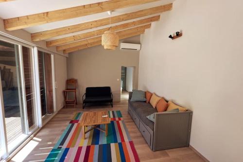una sala de estar con un sofá y una mesa en PETIT TERME - Piscine - CLIM - Parking, en Les Angles