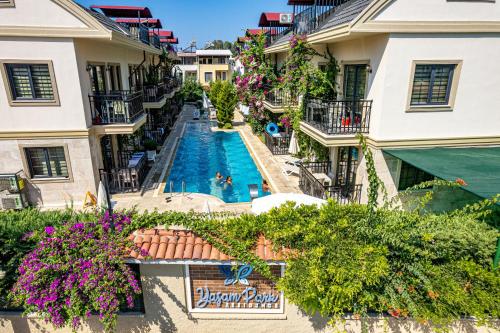 een luchtzicht op een zwembad tussen twee gebouwen bij Yaşam Park Residence - Fethiye Calis Beach in Fethiye
