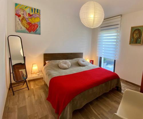 une chambre avec un lit avec une couverture rouge dans l'établissement 