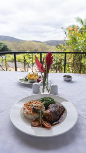 アルーシャにあるForest Hill Hotelのテーブルの上に食べ物の皿が置かれたテーブル