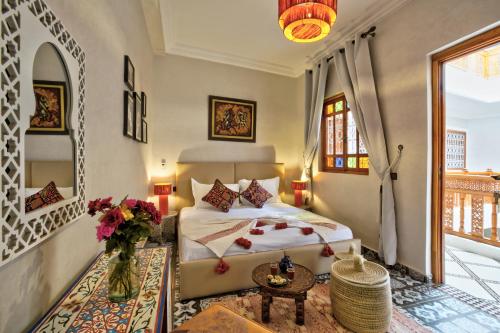 sypialnia z łóżkiem i stołem w obiekcie Riad Arabkech w Marakeszu