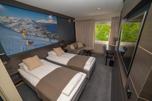 Skjervøy的住宿－Hotell Maritim Skjervoy，酒店客房设有两张床,墙上挂有绘画作品