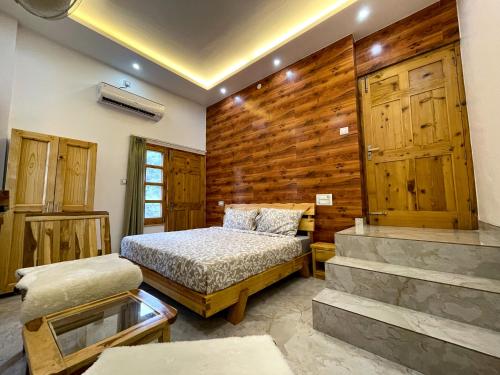 um quarto com uma cama e algumas paredes de madeira em The Wild Yak em Mandi