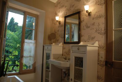 une salle de bain avec un lavabo et un miroir dans l'établissement La Maison, à Bormes-les-Mimosas