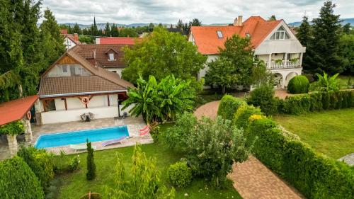 una vista aérea de una casa con piscina en Andrea Villa Keszthely, en Keszthely