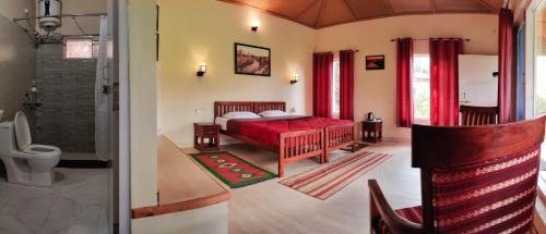 sypialnia z łóżkiem i toaletą w pokoju w obiekcie Majkhali Woods, Ranikhet, By Himalayan Eco Lodges w mieście Ranikhet