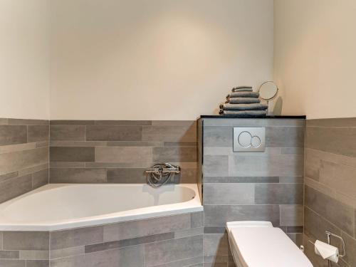斯萊納肯的住宿－Residentie Heesdael，带浴缸和卫生间的浴室。