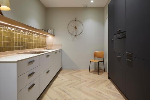 Kuchyň nebo kuchyňský kout v ubytování Azoka Suite by FeelFree Rentals