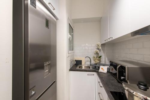 Kuchyň nebo kuchyňský kout v ubytování MEDLUXE COMFORT APARTMENT