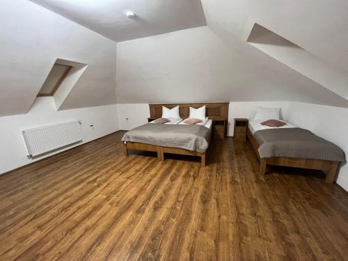 Un pat sau paturi într-o cameră la Pensiunea Sonnenhof