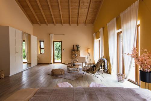 Großes Zimmer mit einem Bett und einigen Fenstern in der Unterkunft Salthouse Portugal - Exclusive East Apartment in Aljezur