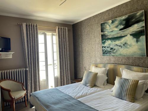 Ένα ή περισσότερα κρεβάτια σε δωμάτιο στο Hôtel de la Pointe du Grouin