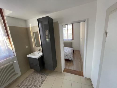 La petite salle de bains est pourvue d'un lavabo et de toilettes. dans l'établissement appartement le fil d'or, à Colmar