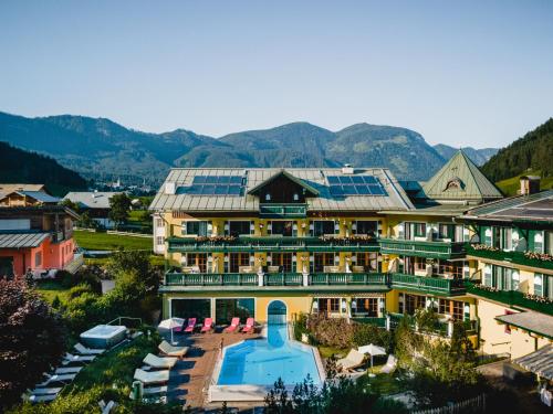Nespecifikovaný výhled na hory nebo výhled na hory při pohledu z hotelu