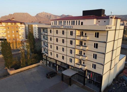 una vista aerea di un hotel con montagne sullo sfondo di ATLIHAN PLUS HOTEL a Doğubayazıt