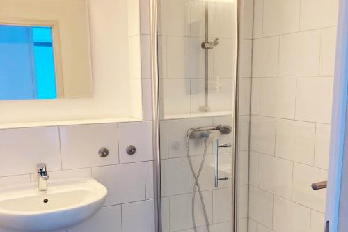 W łazience znajduje się umywalka i prysznic. w obiekcie Apartment Deutz w Kolonii