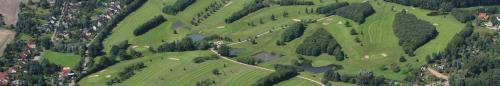 una vista aerea di un campo verde con alberi di Ganze Unterkunft nur für EUCH! a Rabenau