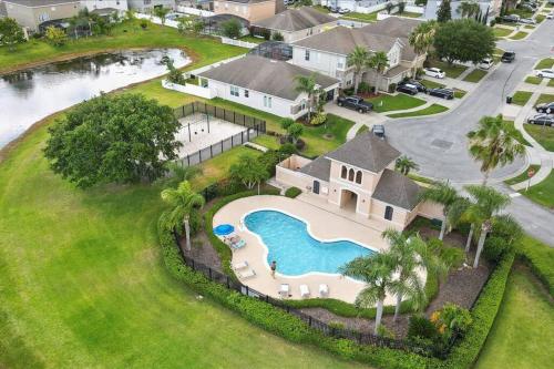 een luchtzicht op een huis met een zwembad bij LONG STAYS! Lakefront - Gated Pool Home in Orlando
