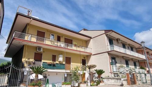 un edificio con balcones y palmeras delante de él en Natura Bella appartamento en Montoro Inferiore