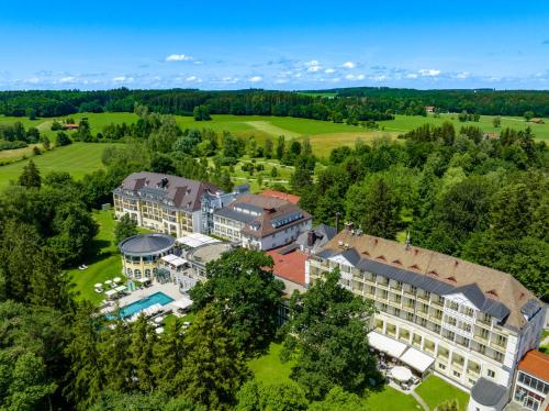 an aerial view of a resort with a large building at Steigenberger Hotel Der Sonnenhof in Bad Wörishofen