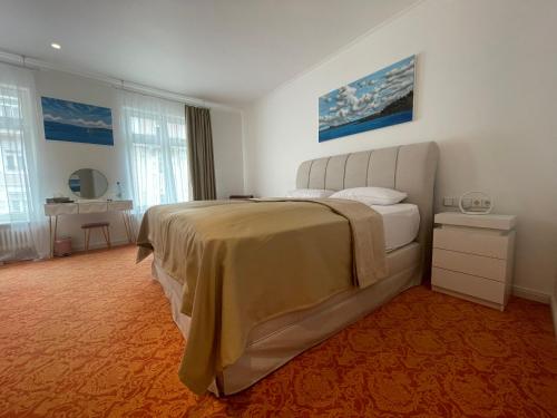 ein Schlafzimmer mit einem großen Bett und einem Spiegel in der Unterkunft ART HOTEL HOUSE ONE in Baden-Baden
