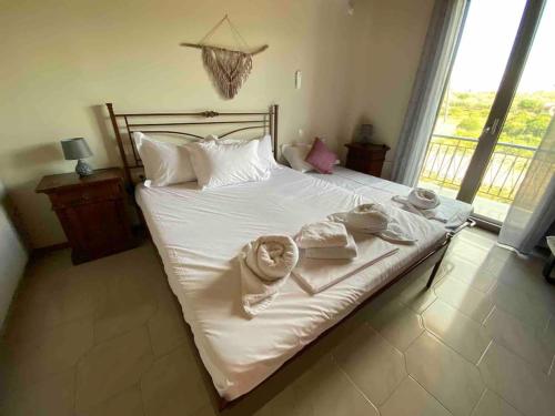 1 dormitorio con 1 cama con toallas en Malatadas apartment en Lagópodhon