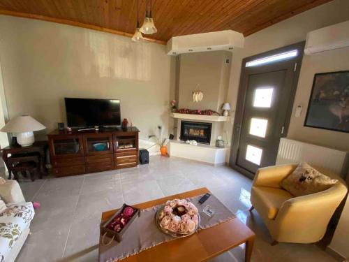 un soggiorno con divano, tavolo e TV di Malatadas apartment a Lagópodhon