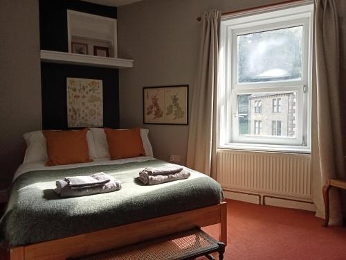 Un pat sau paturi într-o cameră la Treetops & Viaducts; open plan two-bed apartment
