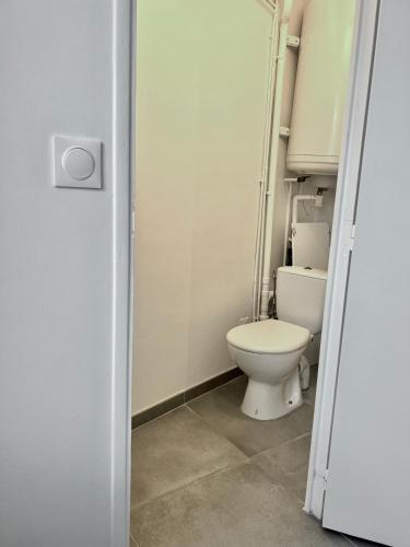 - une petite salle de bains avec toilettes dans une cabine dans l'établissement Villa 2 chambres proche d’un Lac, à Ruelle-sur-Touvre