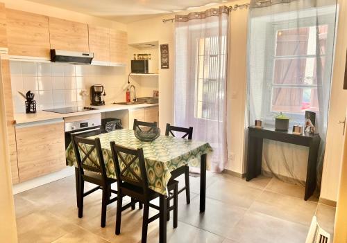 cocina con mesa, sillas y mesa en Villa 2 chambres proche d’un Lac en Ruelle-sur-Touvre