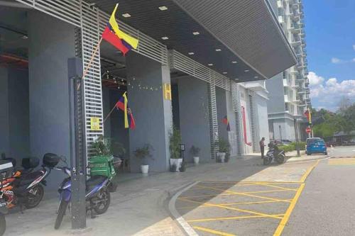 un grupo de motocicletas estacionadas fuera de un edificio en Double AS Homestay, en Putrajaya