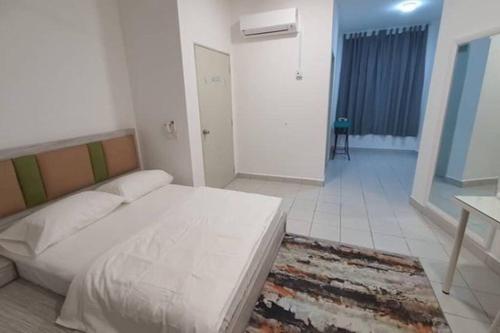 1 dormitorio con 1 cama blanca grande y 1 alfombra en Double AS Homestay, en Putrajaya